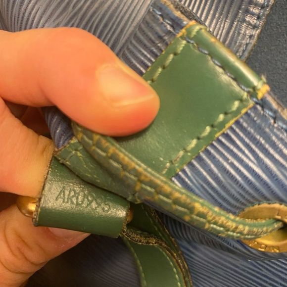 Louis Vuitton epi bicolor bag and green pouch. Good used condition. AR0995 - Picture 3 of 16